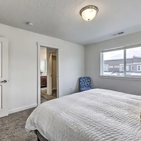 Nampa Townhome About 18 Mi To Downtown Boise!